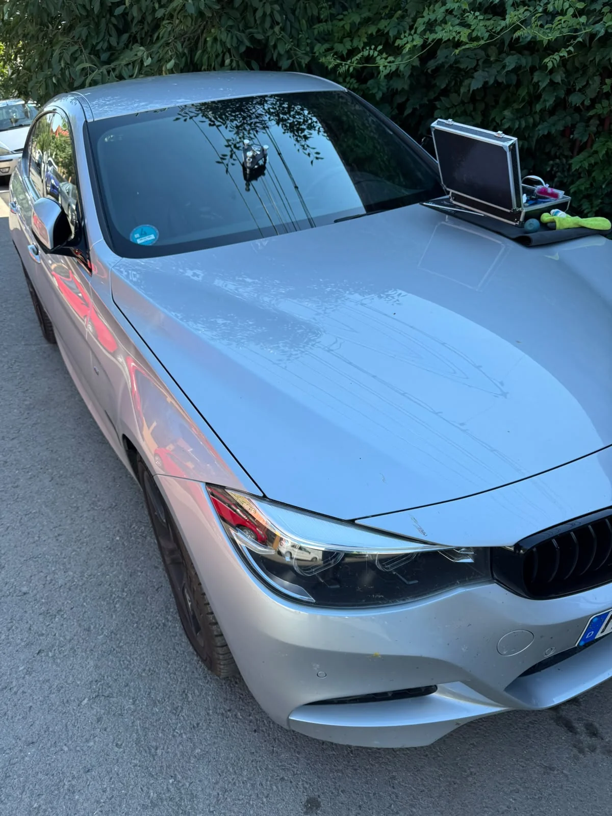BMW Seria 3 GT argintiu cu punte montată pe parbriz și geantă tehnică de scule