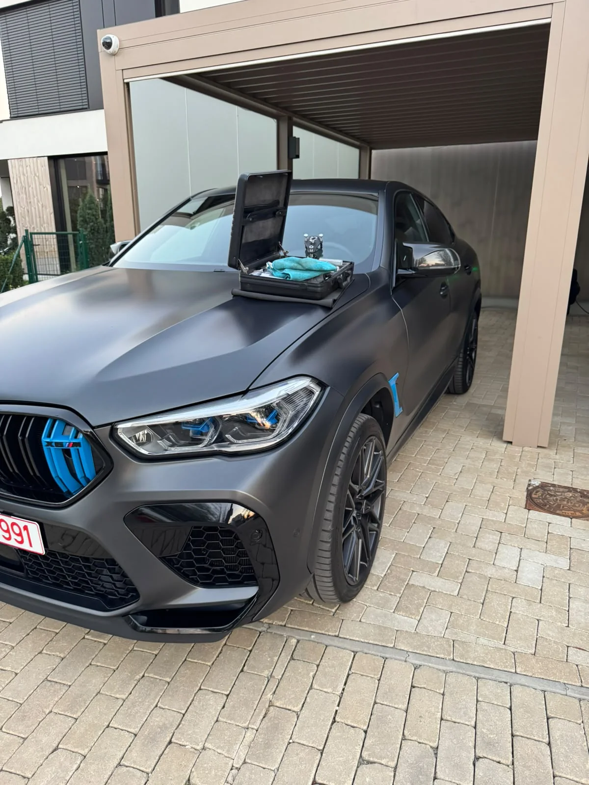 Reparație parbriz BMW X6 M Competition negru mat cu kit mobil profesional pe capotă