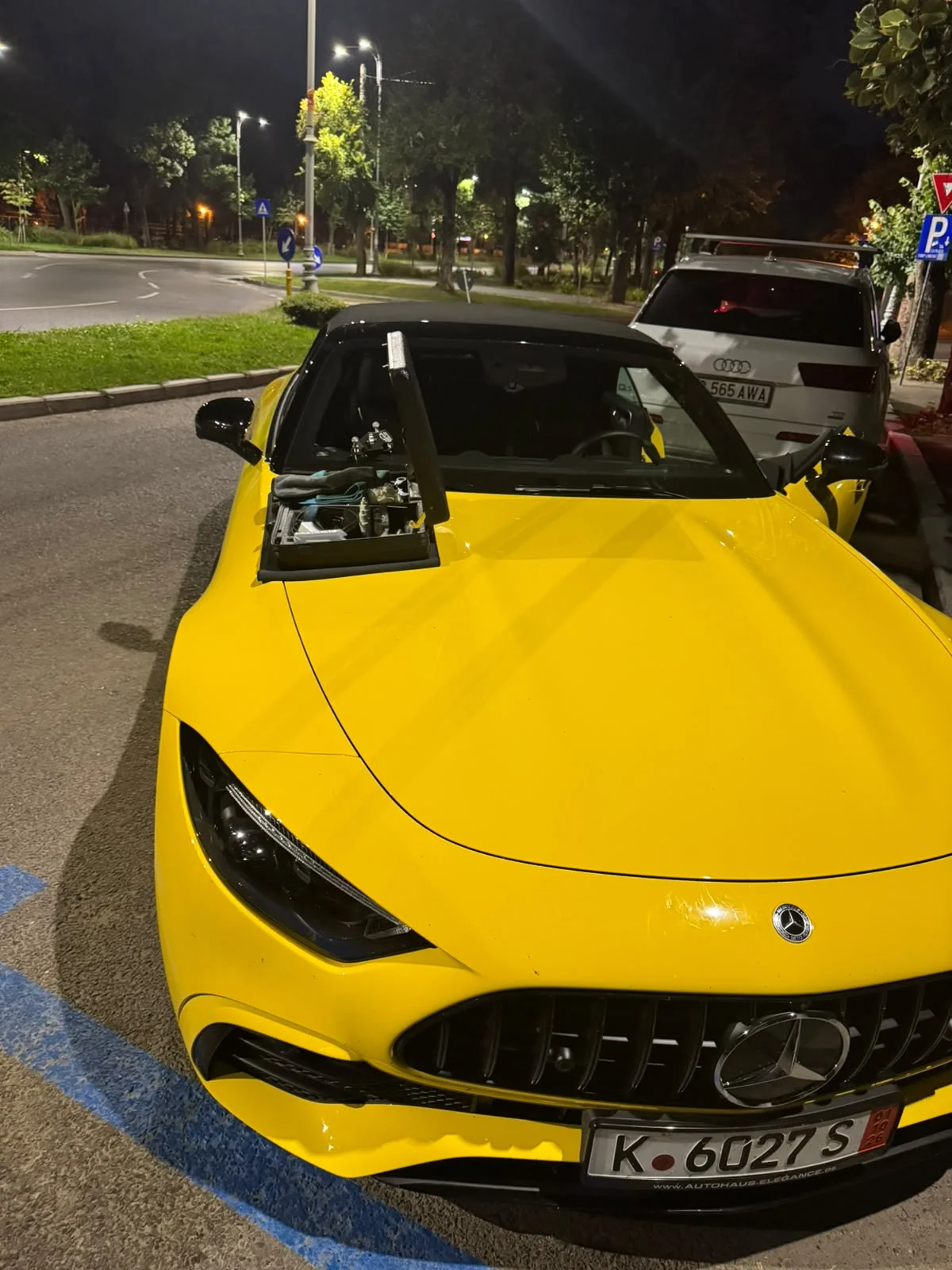 Mercedes-AMG SL galben intervenție parbriz nocturnă cu trusa pe capotă