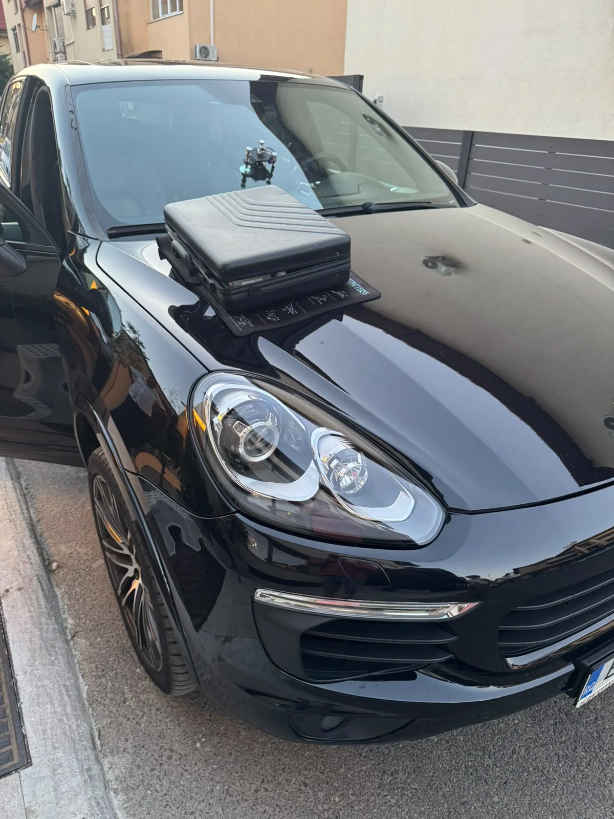 Porsche Cayenne la domiciliu cu trusa pe capotă și scaun suport pentru parbriz înalt