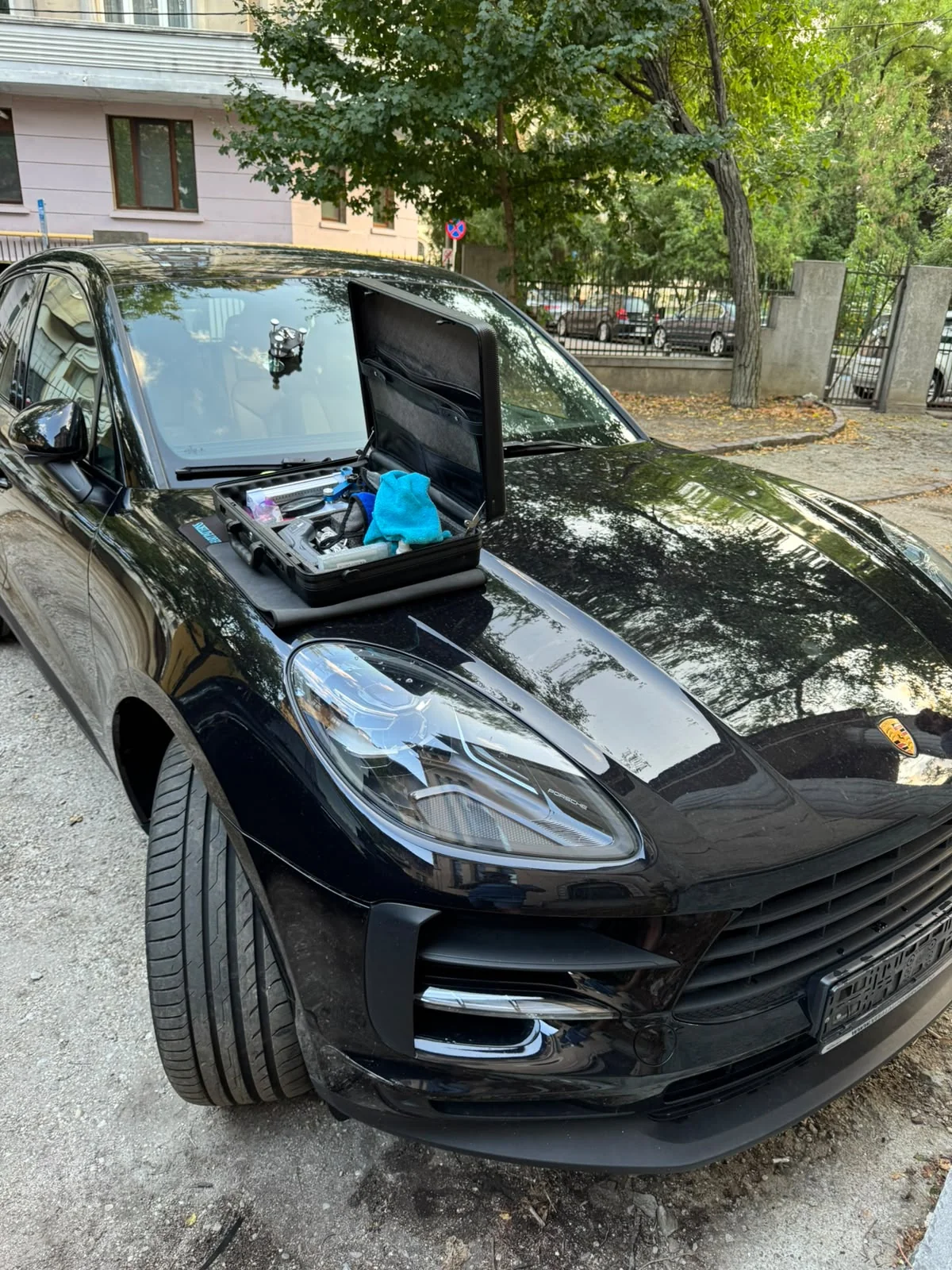 Porsche Macan negru cu punte de vacuum montată pe parbriz și trusă pe capotă