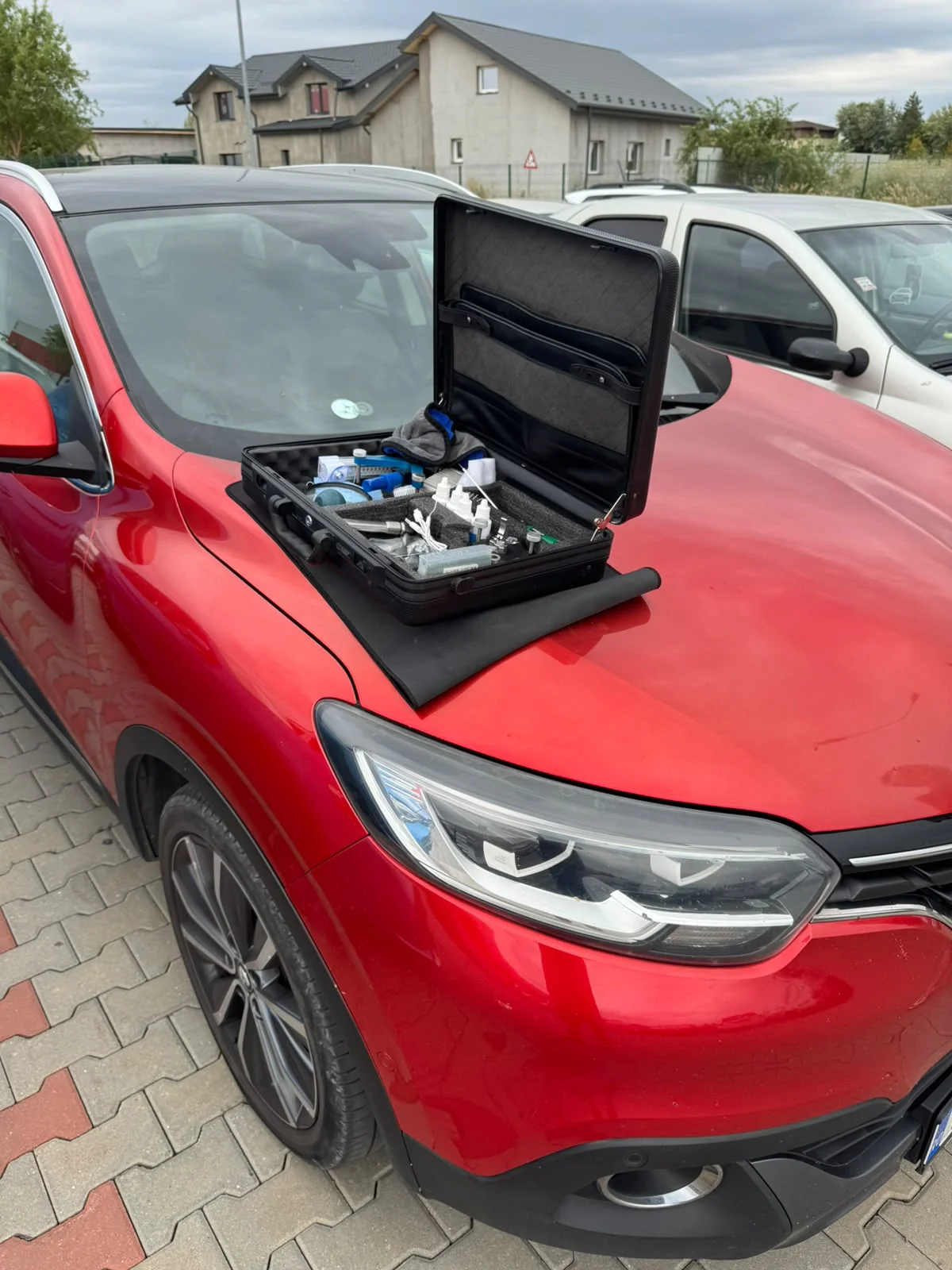 Renault Kadjar intervenție parbriz în parcare exterioară